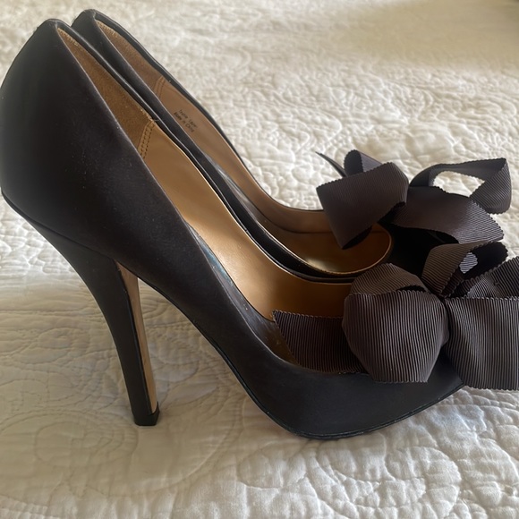 Badgley Mischka brown satin pumps with grosgrain ribbon bow. - Picture 5 of 8